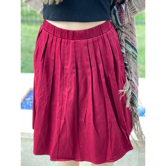 Red pleated knee length skirt W-Medium - Picture 1 of 4